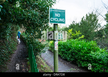 Keine Spur von Radfahren auf öffentlichen Fußweg Hundewiesen Weg Louth, Lincolnshire, UK, GB, England Stockfoto