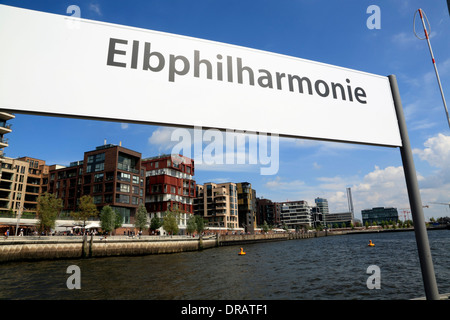 Melden Sie auf einem Steg Pier am neuen ELBPHILHARMONIE, Hafencity, Hamburg, Deutschland, Europa Stockfoto