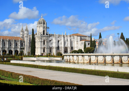 Die Mosteiro oder Kloster Dos Jeronimos Anzeige manuelinischen Architektur mit Brunnen aus dem Praça Imperio Gärten, Portugal Stockfoto