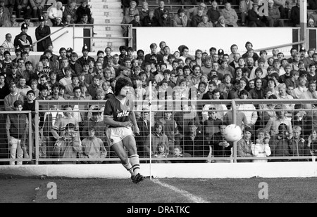 Aston Villa Fußballer Didier Six nimmt eine Ecke an der Filbert Street während Leicester City V Aston Villa Spiel 30/10/1984 BILD VON DAVID BAGNALL Stockfoto