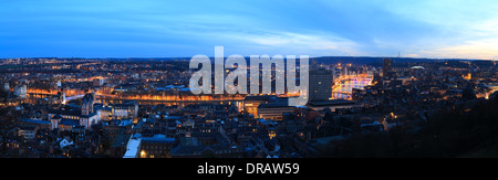 Panoramablick auf Stadt Lüttich zur blauen Stunde. Belgien. 4 Fotos zusammen genäht. Stockfoto