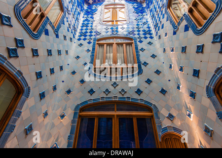 Zentraler Lichtschacht in Casa Batlló, Barcelona, Katalonien, Spanien Stockfoto