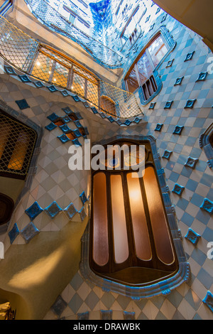 Inneren Fenster in den zentralen Brunnen der Casa Batlló, Barcelona, Katalonien, Spanien Stockfoto