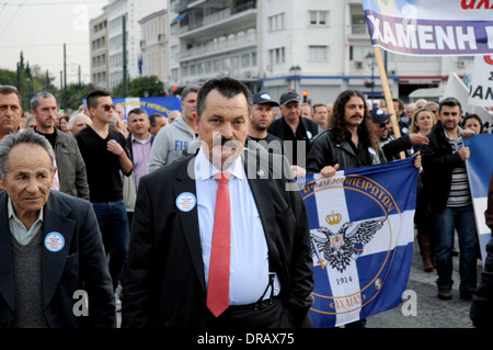 Der stellvertretende Vorsitzende der griechischen rechtsextremen Partei, Golden Dawn, Christos Pappas, am Syntagma-Platz, Athen. Stockfoto