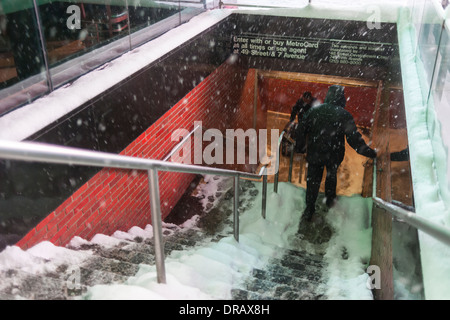 Besucher zu manövrieren eisigen u-Bahn Schritte auf dem Times Square in New York während eines Schneesturms Stockfoto