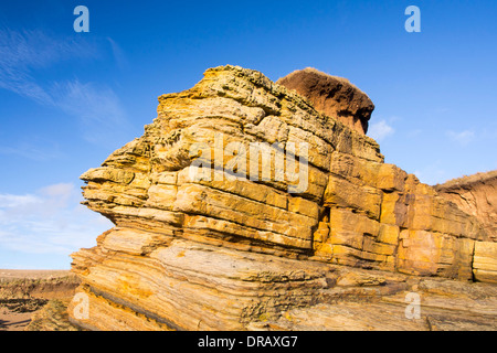 Sedimentäre Klippen in der Nähe von Craster, Northumberland, UK. Stockfoto