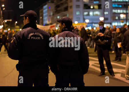 Athen, Griechenland. 22. Januar 2014. Demonstranten marschieren halten Banner und verteidigen das Recht zu streiken und demonstrieren, in Athen, auf Mittwoch, 22. Januar 2014 Parolen schreien. Die Demonstration fand nach der jüngsten Entscheidung der griechischen Regierung zu Demonstrationen am Tag zu verbieten, war der griechische Ratsvorsitz Eröffnungsfeier stattfinden. Bildnachweis: Nikolas Georgiou / Alamy Live News Stockfoto