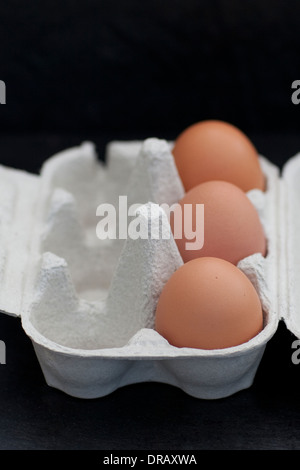 Close-up von drei Hühnereier in einem Ei Karton Stockfoto