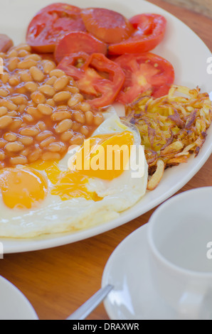 Traditionelles englisches Frühstück - Ei, Bohnen und Speck, Gemüse Stockfoto