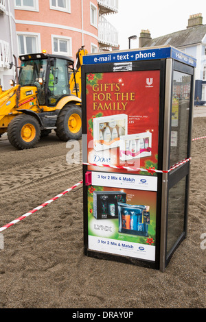 Nach einer Woche der Springfluten, Sturmfluten und Sturmwinde Kraft hat die Strandpromenade von Aberystwyth in Wales, mit Millionen von Pfund Schaden verwüstet. Die brechenden Wellen schlug ein großes Loch in den Deich und ist zusammengebrochen Aberystwyths kultigen, viktorianischen Promenade Unterschlupf, die seit über 100 Jahren stehen geblieben. Dieses Bild entstand auf Mittwoch, 8. Januar 2014, der Tag begann der Rat, zu versuchen, und deaktivieren Sie die Tausende von Tonnen Schutt Strand Meer Offroad. Stockfoto