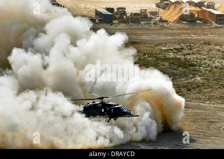 HH - 60G Pave Hawk während einer Pararescue Trainingsmission durchführen einen Brown-Out Landung während einer Trainingsmission, Afghanistan Stockfoto