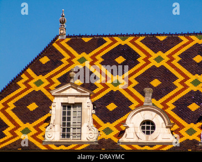 Hospices de Beaune in Burgund, Frankreich mit ihren schönen farbigen Ziegeldächer. Stockfoto