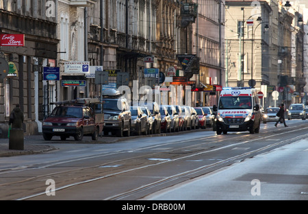 Rasende Krankenwagen auf den Straßen von Krakau in Polen Stockfoto