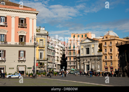 Italien, Neapel (Napoli). Blick der historischen Innenstadt von Plazza Plebiscito, Gambrinus Café (unten links). Stockfoto