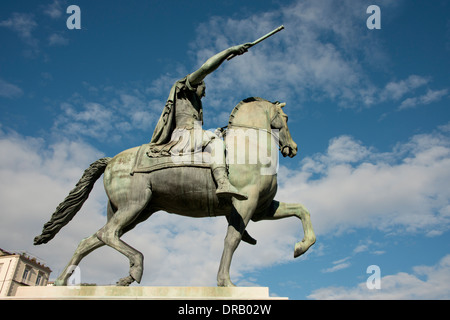 Italien, Neapel (Napoli), Plazza Plebiscito. Statue von Charles III von Bourbon auf dem Pferderücken. Stockfoto