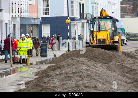 Nach einer Woche der Springfluten, Sturmfluten und Sturmwinde Kraft hat die Strandpromenade von Aberystwyth in Wales, mit Millionen von Pfund Schaden verwüstet. Die brechenden Wellen schlug ein großes Loch in den Deich und ist zusammengebrochen Aberystwyths kultigen, viktorianischen Promenade Unterschlupf, die seit über 100 Jahren stehen geblieben. Dieses Bild entstand auf Mittwoch, 8. Januar 2014, der Tag begann der Rat, zu versuchen, und deaktivieren Sie die Tausende von Tonnen Schutt Strand Meer Offroad. Stockfoto