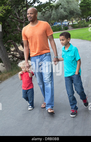 Vater mit Kindern zu Fuß auf einem Weg im Menlo Park Stockfoto