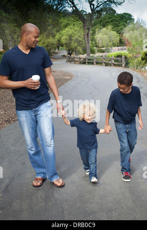 Vater mit Kindern zu Fuß auf einem Weg im Menlo Park Stockfoto