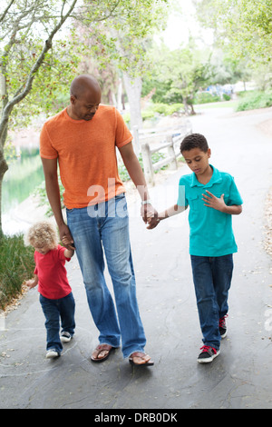 Vater mit Kindern zu Fuß auf einem Weg im Menlo Park Stockfoto