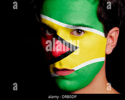 Flagge von Guyana auf ein Gesicht eines jungen Mannes gemalt Stockfoto