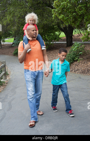 Vater mit Kindern zu Fuß auf einem Weg im Menlo Park Stockfoto