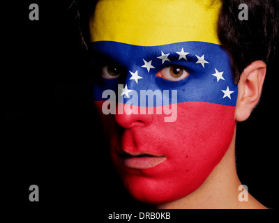 Flagge Venezuelas auf ein Gesicht eines jungen Mannes gemalt Stockfoto