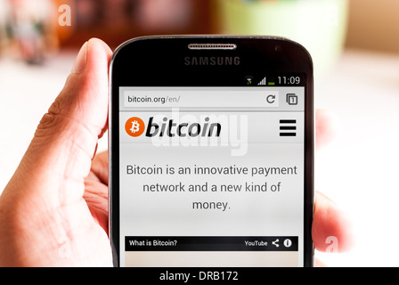 CALI, Kolumbien - 5. Januar 2014: Foto von einem Samsung Galaxy S4-Gerät zeigt die offizielle Internet-Homepage von Bitcoin. Stockfoto