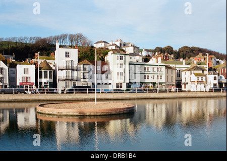 Alte Häuser und Bootfahren auf Hastings Strandpromenade, East Sussex, UK Stockfoto