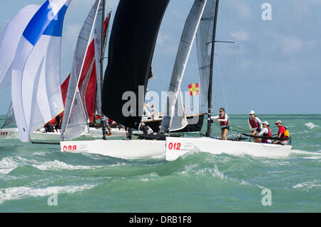 Key Largo, Florida, USA, 17. Dezember 2014 - YOLO (Bug #088), skippered durch Anthony Tabb von New York City, surft bis ins Ziel vor Mach Schnell, skippered durch Kent Haeger bei der Melges 20-Weltmeisterschaft in Key Largo, Florida statt. Stockfoto