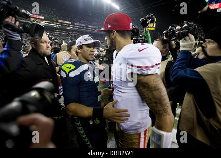 Seattle, WA, USA. 19. Januar 2014. San Francisco 49ers quarterback Colin Kaepernick (7) und Seattle Seahawks Quarterback Russell Wilson (3) gratulieren einander nach Seattle Seahawks 23-17 während das NFC Championship Game zwischen den San Francisco 49ers und den Seattle Seahawks in CenturyLink Field in Seattle, Washington auf Sonntag, 19. Januar 2014 zu gewinnen. © Paul Kitagaki Jr/Sacramento Bee/ZUMAPRESS.com/Alamy Live-Nachrichten Stockfoto