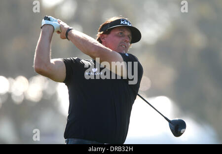 La Jolla, Kalifornien, USA. 22. Januar 2014. Januar 22, 2014 La Jolla, California USA  | Phil Mickelson fährt von der Nordkurs 4. Abschlag während das pro-am der Landwirte Insurance Open in Torrey Pines Golf Course in La Jolla am Mittwoch. |  Mandatory Bildnachweis: Foto von Hayne Palmour IV/UT San Diego/Copyright 2014 San Diego Anschluß-Tribüne, LLC Credit: U-T San Diego/ZUMAPRESS.com/Alamy Live-Nachrichten Stockfoto