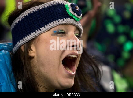 Seattle, WASH, USA. 19. Januar 2014. Desirae McCaulley von Everett Washington jubelt auf ihr Team während das NFC Championship Game zwischen den San Francisco 49ers und den Seattle Seahawks in CenturyLink Field in Seattle, Washington auf Sonntag, 19. Januar 2014. © Hector Amezcua/Sacramento Bee/ZUMAPRESS.com/Alamy Live-Nachrichten Stockfoto