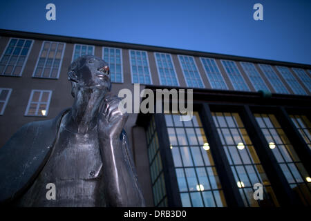 Köln, Deutschland. 22. Januar 2014. Die Albertus-Magnus-Statue von Gerhard Marcks aus dem Jahr 1956 steht vor dem Hauptgebäude der Universität in Köln, Deutschland, 22. Januar 2014. Es gibt viel Protest gegen den Gesetzentwurf für ein neues Hochschulgesetz in Nordrhein-Westfalen. Nun will Wissenschaftsminister Schulze für Erstsemester und für eine hohe Studie Erfolgsquote auf neue Angebote aufmerksam. Foto: Federico Gambarini/Dpa/Alamy Live News Stockfoto