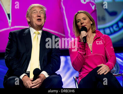 Orlando, Florida, USA. 22. Januar 2014. DONALD TRUMP und die Golflegende ANNIKA SORENSTAM Teilnahme an einer Podiumsdiskussion während der PGA Merchandise Show im Orange County Convention Center. Die Show dient als globale Plattform für Profis, Branchenführer der PGA, Hersteller und Golf-Organisationen, Unternehmen, Beteiligung und Interesse am Golfsport zu wachsen. Bildnachweis: Brian Cahn/ZUMAPRESS.com/Alamy Live-Nachrichten Stockfoto