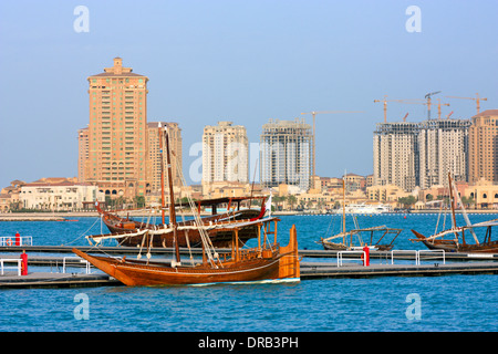 Einer traditionellen Dhau am Steg in der Marina Pearl, Doha, Katar Stockfoto