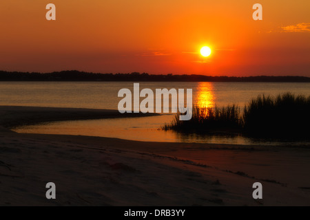 Die Sonne geht über Amelia Sound in Fernandina Beach, Florida. Stockfoto