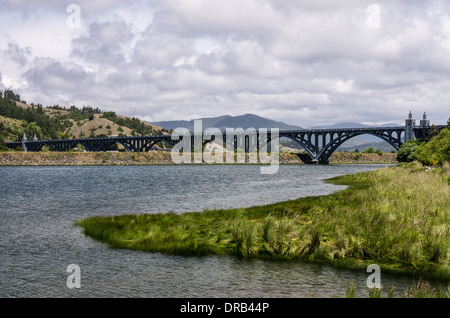 Isaac Lee Patterson Brücke über den Rogue River mit bewölktem Himmel.  Gold Beach. Oregon Stockfoto