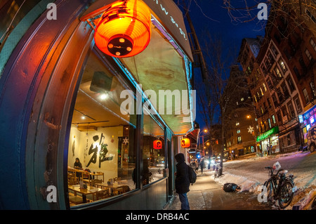 New York, NY 22. Januar 2013 - West Third Street in einer kalten Winternacht. Stockfoto