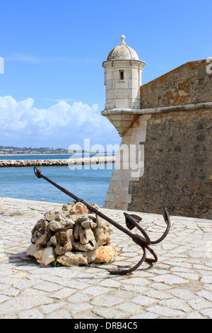 Festung aus dem 17 Jahrhundert mit einem Anker an der Küste von Lagos, Algarve, Portugal namens Forte Ponta da Bandeira Stockfoto