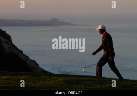 La Jolla, Kalifornien, USA. 22. Januar 2014. TIGER WOODS geht auf Südkurs des dritten grün, während das pro-am der Landwirte Insurance Open in Torrey Pines Golf Course. Bildnachweis: U-T San Diego/ZUMAPRESS.com/Alamy Live-Nachrichten Stockfoto