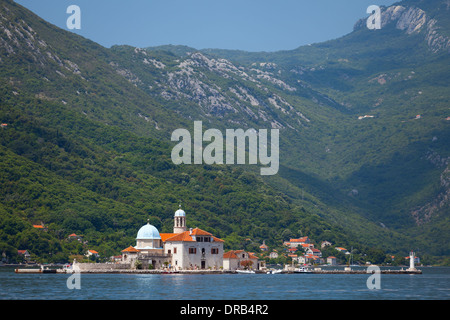 Bucht von Kotor. Kleine Kirche auf der Insel Our Lady of the Rocks Stockfoto