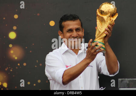 Lima, Peru. 23. Januar 2014. Peruanische Präsident Ollanta Humala hält die FIFA World Cup Trophy am Regierungspalast in Lima, Hauptstadt von Peru, am 22. Januar 2014. FIFA WM-Pokal begann seine Reise im September 2013 und endet im April 2014 in Brasilien. Bildnachweis: Luis Camacho/Xinhua/Alamy Live-Nachrichten Stockfoto