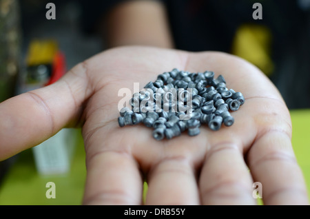 Ein Arbeiter mit 4,5 mm Kaliber Bleikugeln in einer kleinen Fabrik, Bestandteil der Luftgewehr-Industrie in Pare Dorf, Kediri. Stockfoto