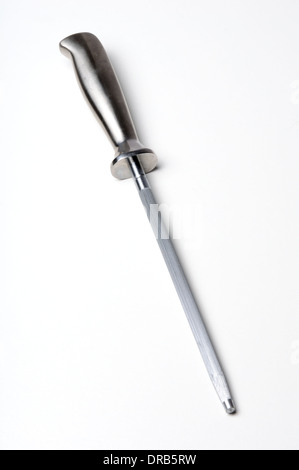 Schärfen von Stahl für Honen stumpfe Messern isoliert auf einem neutralen Hintergrund. Stockfoto