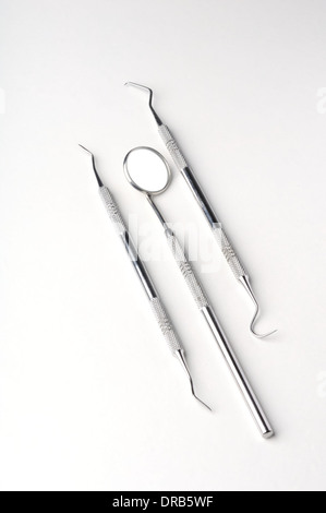 Zahnmedizin-Tools auf neutralem Hintergrund Stockfoto