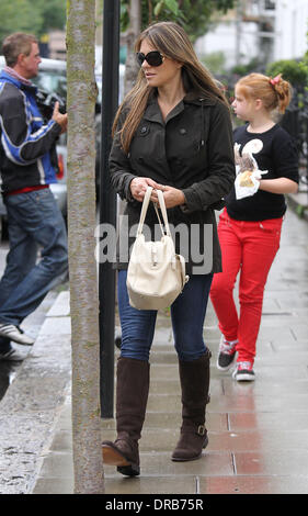 Liz Hurley aka Elizabeth Hurley aus ihrem Haus in West London London, England - 06.07.12 Stockfoto