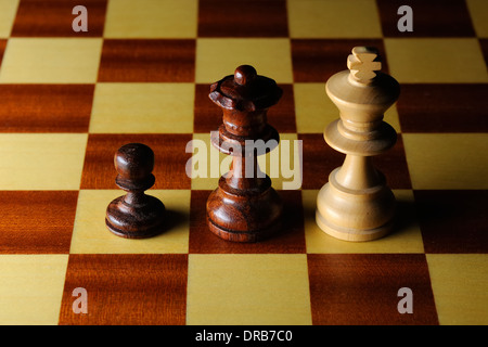 Konzept-Bild zeigt Schachfiguren in einzelnen gerichtetes Licht. Stockfoto
