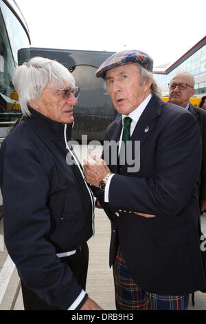 Bernie Ecclestone und Sir Jackie Stewart auf dem Silverstone Circuit vor dem Start der 2012 British Grand Prix Northamptonshire, England - 08.07.12 Stockfoto