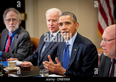 Washington, DC, USA. 22. Januar 2014. US-Präsident Barack Obama und US-Vizepräsident Joe Biden Treffen mit Mitgliedern des Presidential Commission auf Wahlbehörde im Oval Office in Washington, District Of Columbia, Vereinigte Staaten, Mittwoch, 22. Januar 2014, die Kommission folgt der Präsident 2013 Bundesstaat der Union versprechen, überparteiliche Wege zu verkürzen Linien an Orten abrufen und bieten einen besseren Zugang zu den Urnen für alle Wähler erstellt wurde. Bildnachweis: Pete Marovich / Pool über CNP Credit: Dpa picture-Alliance/Alamy Live News Stockfoto