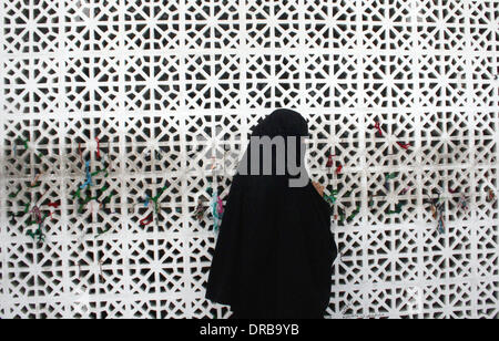 Ein Kaschmir muslimische Frauen mit Heiligen Wand während der Eid-e-Milad-un-Nabi, am Hazratbal Schrein in Srinagar, der Sommerhauptstadt des indischen Teil Kaschmirs auf 14.01.2014, der Eid-e-Milad-un-Nabi, der Geburtstag des Propheten Mohammad Signaturdateien. Tausende von Kashmiri Moslems versammelten sich am Schrein in der Sommerhauptstadt von Jammu und Kaschmir, Gebete am Geburtstag des Propheten Foto/Altaf Zargar anzubieten / DPA.-Nr. Draht-Dienst - Stockfoto